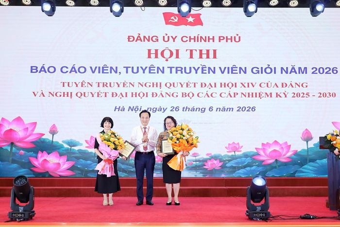 Đồng chí Lại Xuân Lâm, Phó Bí thư Đảng ủy Chính phủ vinh danh và ghi nhận tình cảm của các đơn vị đồng hành tổ chức Hội thi