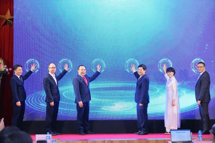 Bộ trưởng Bộ Khoa học và Công nghệ Vũ Hải Quân cùng các đại biểu bấm nút ra mắt Trung tâm quốc gia hỗ trợ sản xuất thử chip bán dẫn