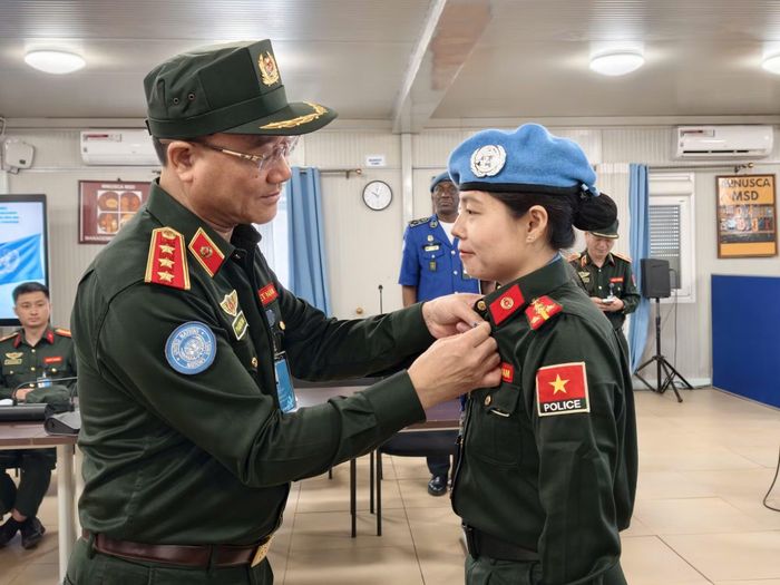 Thứ trưởng Phạm Thế Tùng gắn Huy chương Vì sự nghiệp GGHB LHQ cho các sĩ quan Tổ công tác số 6.