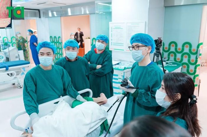 PGS.TS.BS Masashi Misawa trực tiếp thực hiện nội soi Endocyto tại sự kiện. Nguồn ảnh: Thu Cúc TCI