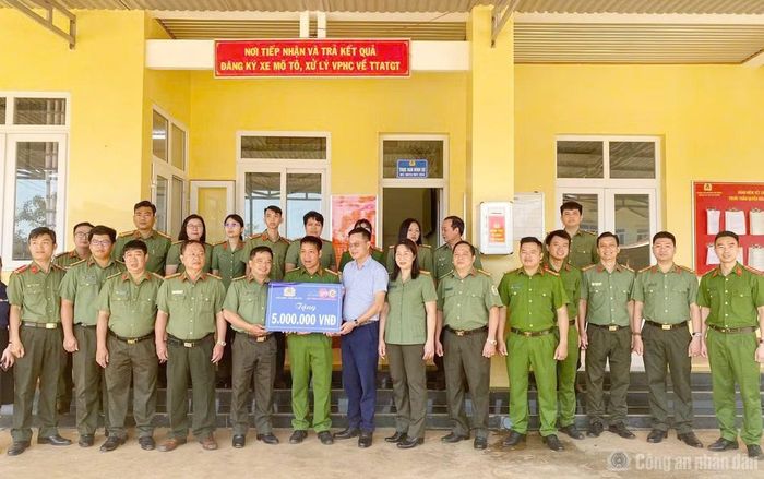 Cụm thi đua khối An ninh CATP Cần Thơ tặng quà CBCS Công an xã tại tỉnh Đắk Lắk.