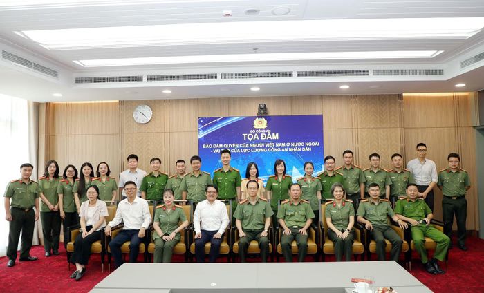Các đại biểu dự tọa đàm.