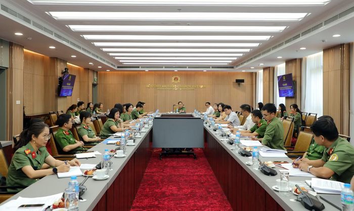 Các đại biểu tham dự tọa đàm lắng nghe các tham luận chuyên đề.