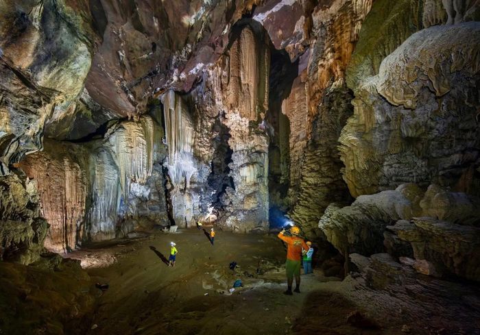 Những cột thạch nhũ hàng ngàn năm ở hang Thắng