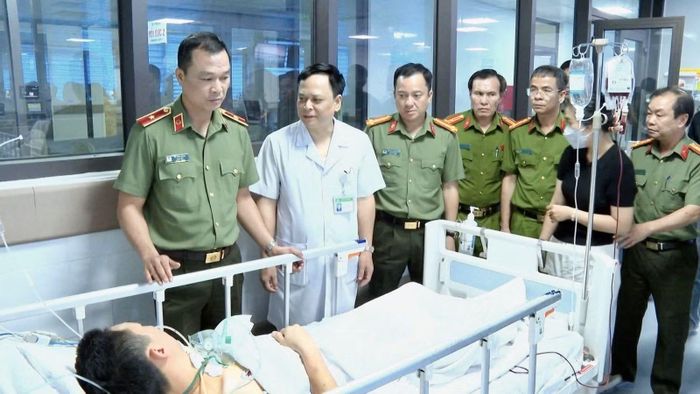 Lãnh đạo Công an tỉnh Thanh Hóa thăm hỏi, động viên cán bộ của Phòng CSĐT TP về ma túy bị thương trong khi làm nhiệm vụ.