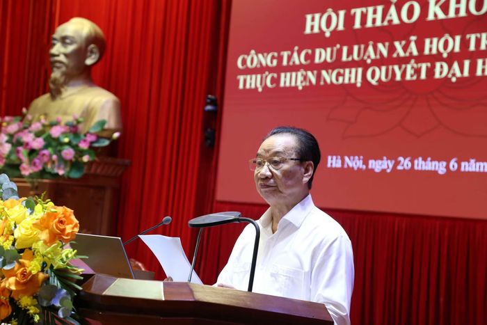 GS.TS Phùng Hữu Phú tham luận tại hội thảo.