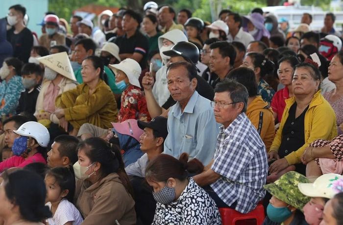 Phiên xét xử lưu động trước sự chứng kiến của hàng trăm người dân.