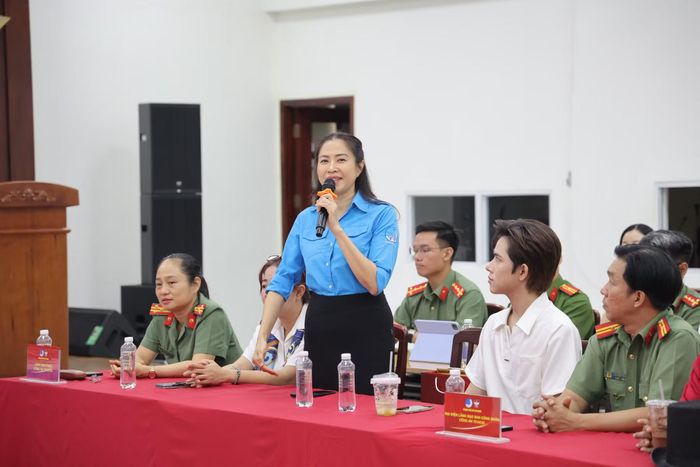 Nghệ sĩ, MC Quỳnh Hoa, Phó Giám đốc Nhà Văn hóa thanh niên TP Hồ Chí Minh, phát biểu tại tọa đàm.