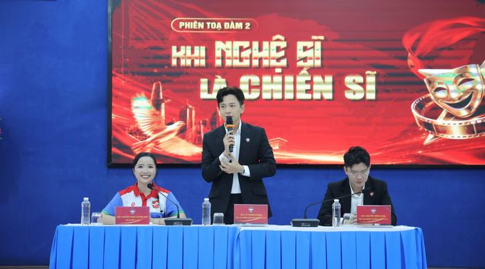 Ca sĩ Ngô Kiến Huy phát biểu tại tọa đàm.