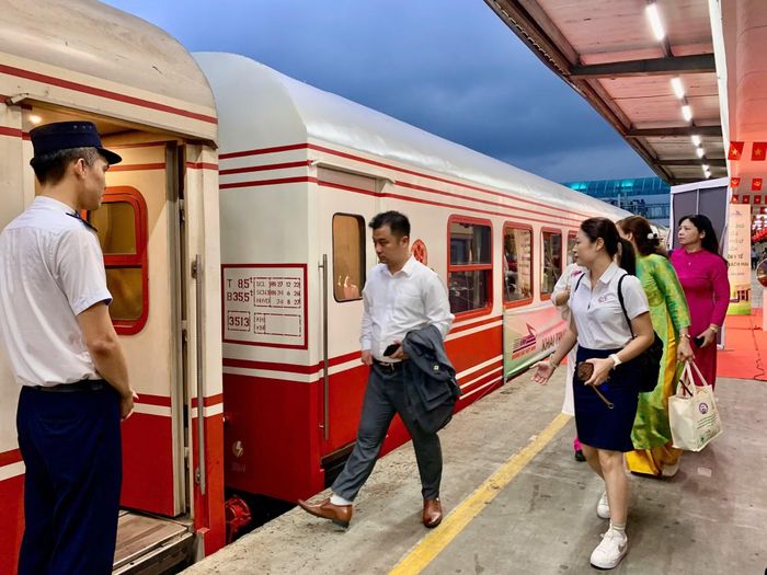 Bác sĩ, nhân viên y tế, người lao động Bệnh viện Bạch Mai đi làm từ 6h15 bằng tàu hỏa tại Ga Hà Nội.