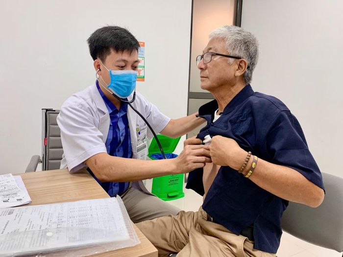 Bệnh nhân Trần Văn Nghiêm phấn khởi khi được điều trị ung bướu ngay tại quê hương.