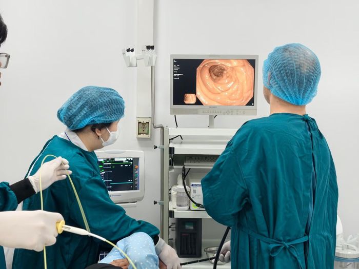 Bệnh nhân đầu tiên nội soi dạ dày trong ngày khai trương.