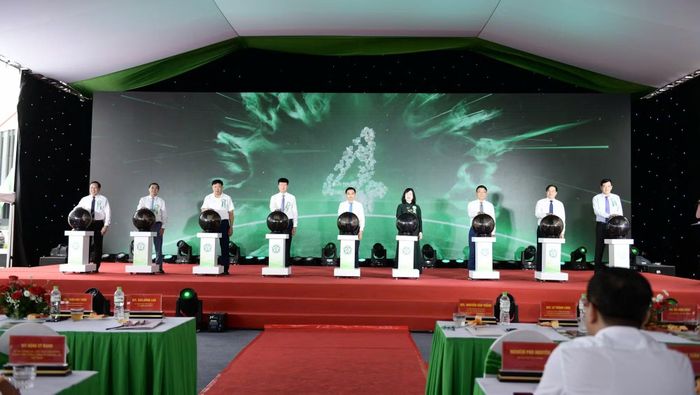 Phó Thủ tướng Nguyễn Văn Thắng cùng các đại biểu bấm nút khai trương Bệnh viện Bạch Mai cơ sở 2.