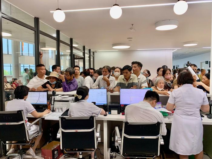 Người dân đến khám tại Bệnh viện Bạch Mai cơ sở 2 sáng 26/6.