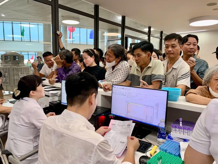 Bệnh nhân đăng ký khám bệnh sáng 26/6.