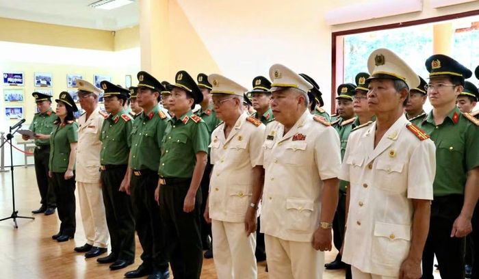 Các đại biểu dâng hoa tưởng nhớ Chủ tịch Hồ Chí Minh.