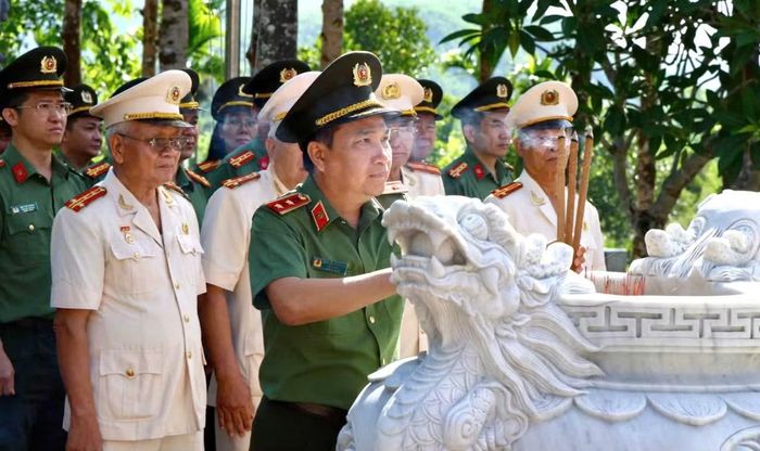Đoàn dâng hoa, dâng hương tưởng nhớ các Anh hùng liệt sĩ tại Khu di tích An ninh Khu V.