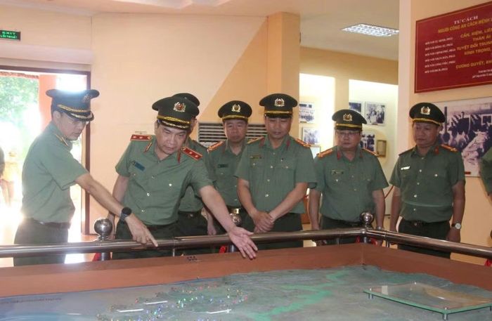 Các đại biểu tham quan không gian trưng bày tại Khu di tích.