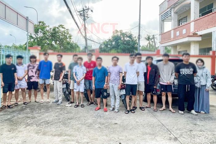 Các đối tượng cùng tang vật tại cơ quan Công an.