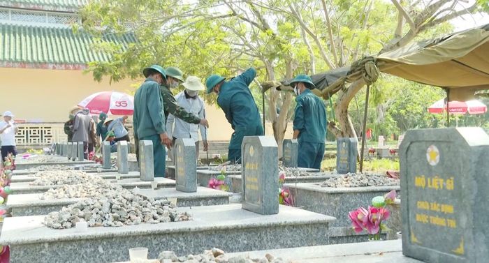 Tiến hành khai quật phục vụ công tác lấy mẫu sinh phẩm tại Nghĩa trang liệt sĩ Phú Vang.