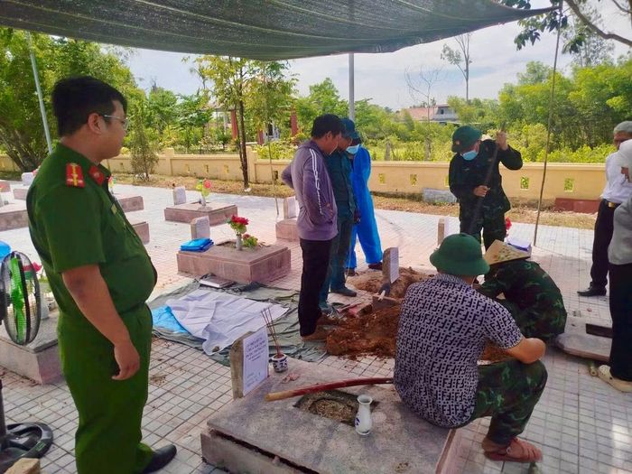 Công an phường Phong Thái làm nhiệm vụ đảm bảo ANTT trong việc lấy mẫu tại Nghĩa trang liệt sĩ Phong Sơn.