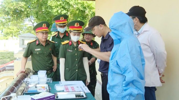 Tổ công tác thực hiện quy trình lấy mẫu sinh phẩm hài cốt liệt sĩ phục vụ giám định ADN tại Nghĩa trang liệt sĩ Phú Vang.