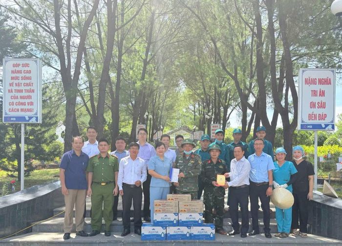 Chính quyền phường An Cựu tặng quà đến lực lượng lấy mẫu sinh phẩm tại Nghĩa trang liệt sĩ TP Huế.