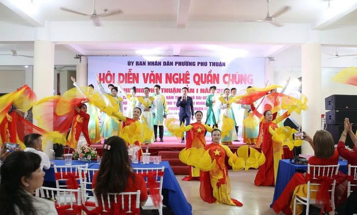 UBND phường Phú Thuận tổ chức Hội diễn văn nghệ quần chúng kỷ niệm 50 năm thành phố Sài Gòn - Gia Định vinh dự mang tên Chủ tịch Hồ Chí Minh và kỷ niệm 1 năm ngày thành lập phường.