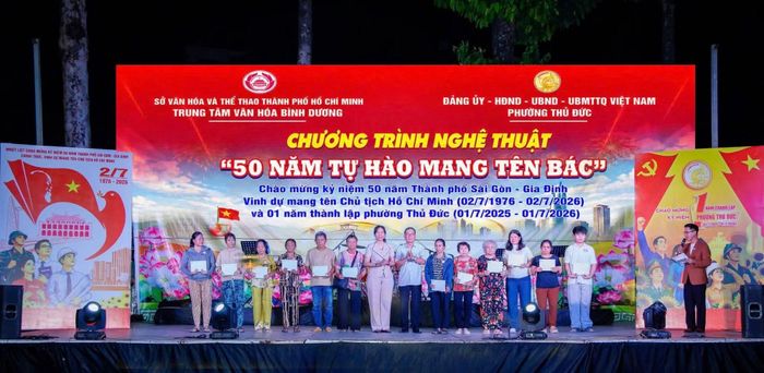 Chính quyền địa phương trao quà cho những người dân có hoàn cảnh khó khăn tại chương trình nghệ thuật chào mừng kỷ niệm 50 năm Ngày thành phố Sài Gòn – Gia Định vinh dự mang tên Chủ tịch Hồ Chí Minh.