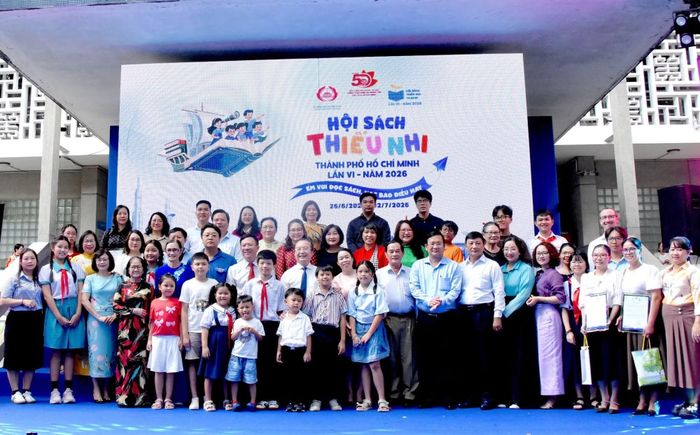 Hội sách thu hút đông đảo các cháu thiếu nhi tham gia.