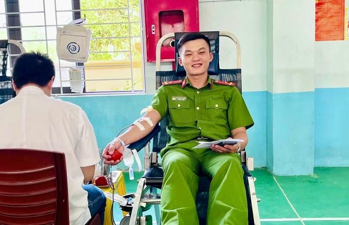 Công an xã Hải Lăng tham gia hiến máu cứu người.