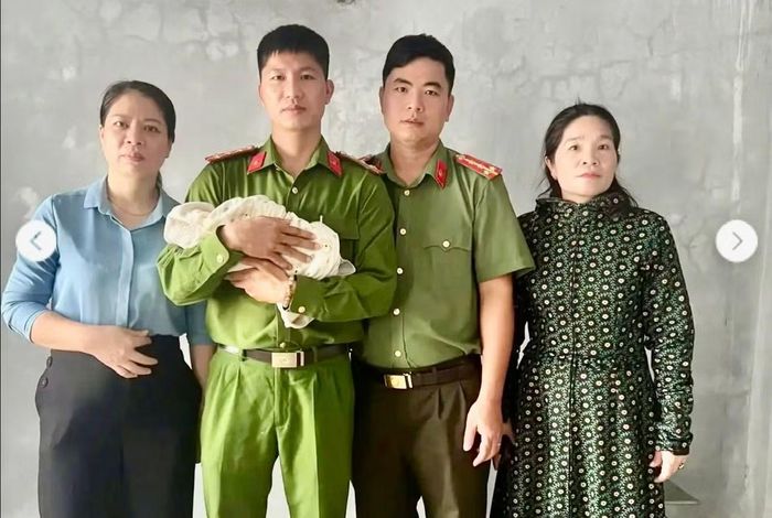 Công an xã Tân Mỹ giúp chăm sóc một trẻ sơ sinh bị bỏ rơi.
