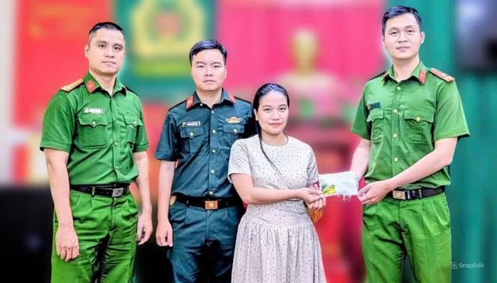 Chị N. xúc động nhận lại tài sản từ cán bộ chiến sĩ Công an phường Bình Đông.