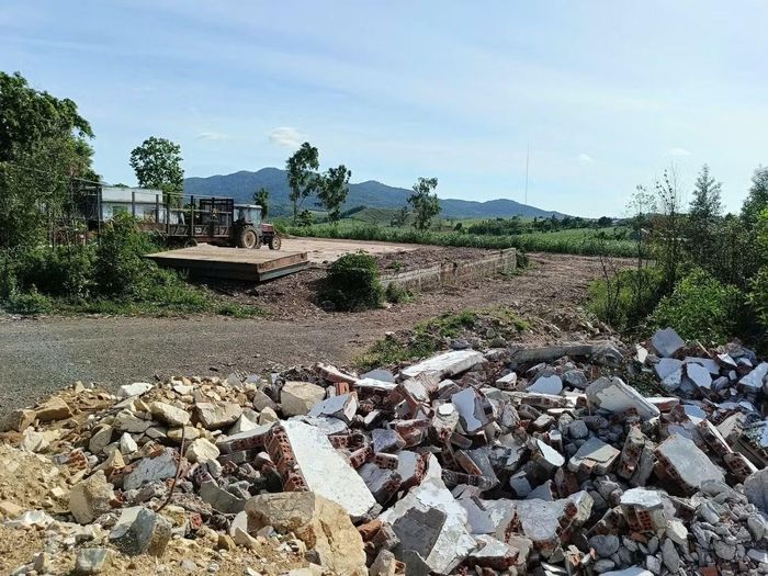 Hiện trường trạm cân bên đường Tỉnh lộ 646 ở thôn Tân Hội, xã Tây Sơn của bà Nguyễn Thị Hoa Hậu đã được tháo dỡ.