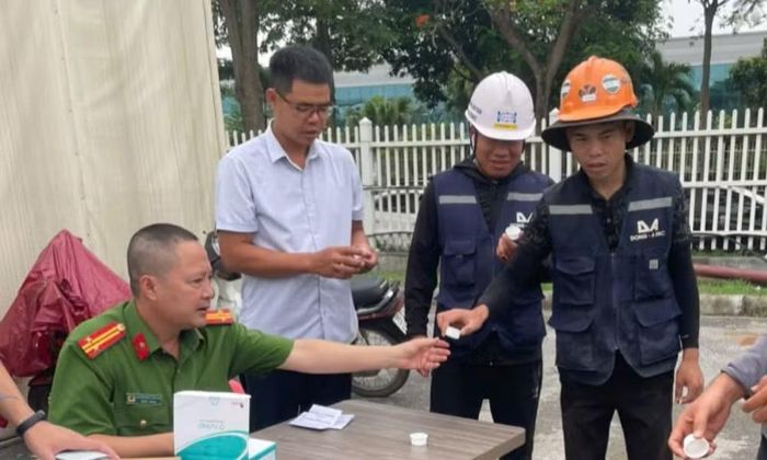 Cán bộ Đồn Công an Yên Phong test ma túy đối với công nhân.