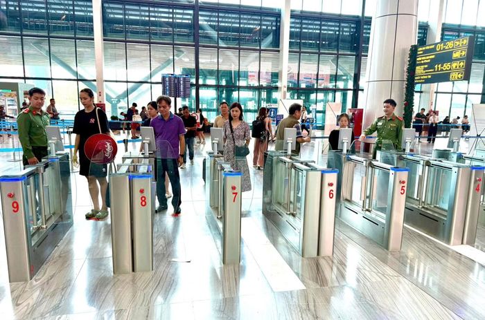 Công an cửa khẩu Tân Sơn Nhất hướng dẫn hành khách làm thủ tục.