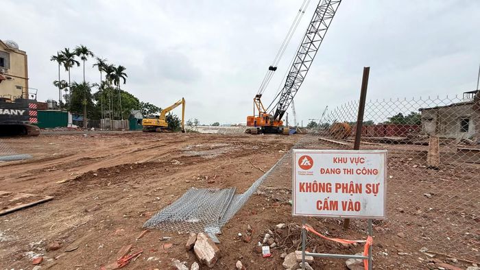 Biển cảnh báo khu vực công trường đang thi công.