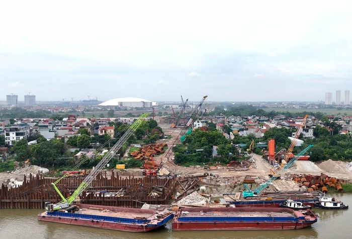  Khu vực thi công tại bờ Bắc sông Hồng thuộc Tổ 36 Cụm Ngọc Thụy, phường Bồ Đề. 