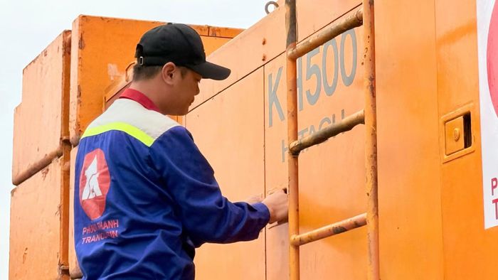 Công nhân lái máy cẩu kiểm tra trước khi vận hành.