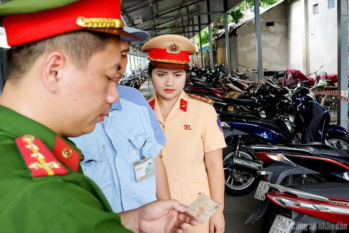 Lực lượng chức năng rà soát, đối chiếu thông tin phương tiện.