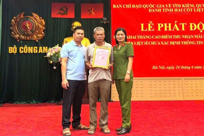 Công an tỉnh Thanh Hóa đưa ông Nguyễn Trọng Bảy tham dự Lễ phát động triển khai tháng cao điểm thu nhận mẫu sinh phẩm ADN thân nhân liệt sĩ chưa xác định thông tin trên toàn quốc và đón nhận thông báo kết quả giám định ADN hài cốt liệt sĩ Nguyễn Trọng Cát.