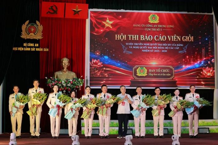 Ban tổ chức tặng hoa cho các báo cáo viên tham gia hội thi.