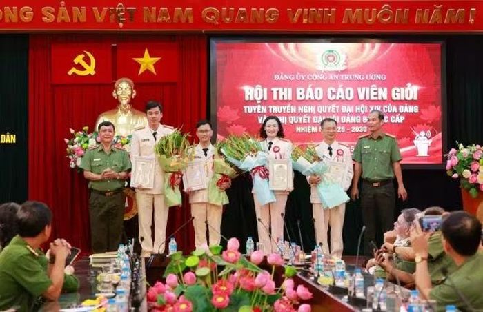 Ban tổ chức trao giải B cho các báo cáo viên.