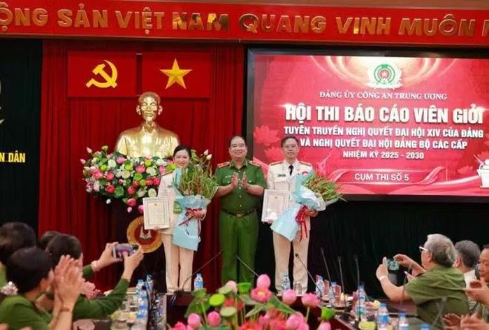 Thiếu tướng, TS Chử Văn Dũng trao giải A cho các báo cáo viên.