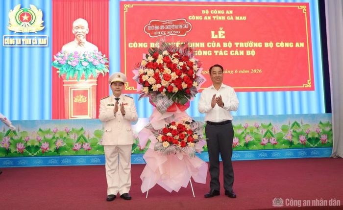 Đồng chí Lữ Quang Ngời, Phó Bí thư Tỉnh ủy, Chủ tịch UBND tỉnh Cà Mau tặng hoa chúc mừng Đại tá Lê Mạnh Hùng, Phó Giám đốc Công an tỉnh Cà Mau.