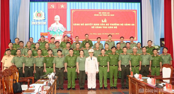 Lãnh đạo tỉnh Cà Mau, Ban Giám đốc và các đơn vị chúc mừng tân Phó Giám đốc Công an tỉnh Cà Mau.