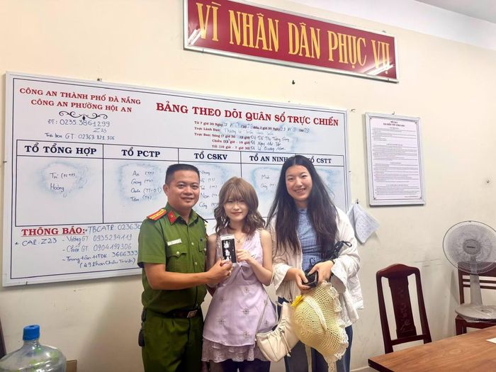 Lá thư cảm ơn và bức vẽ gửi tặng Công an phường Hội An của nữ du khách Trung Quốc.