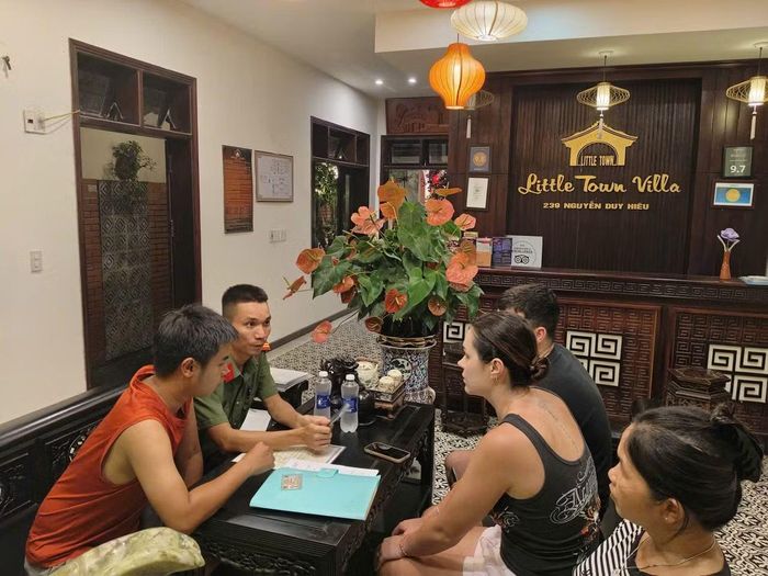 Cán bộ Công an phường Hội An trao đổi, tiếp nhận thông tin trình báo của du khách nước ngoài.