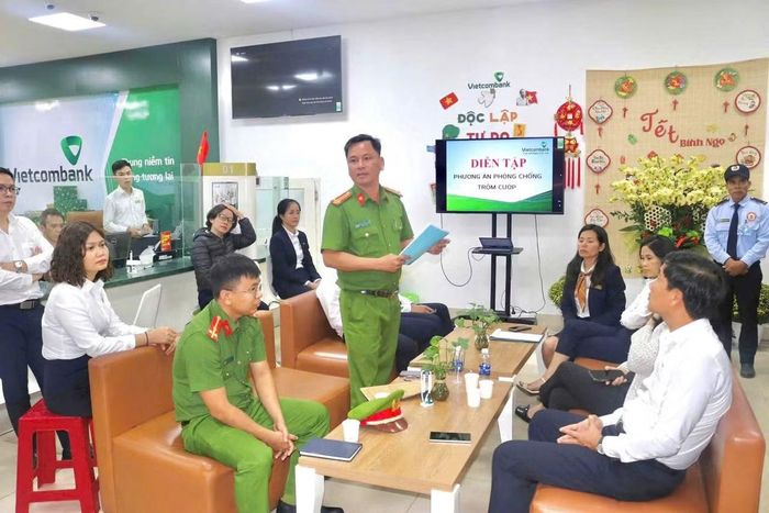 Giữ bình yên cho từng con phố, từng mái nhà cổ và từng nụ cười của du khách là mục tiêu xuyên suốt của cán bộ, chiến sĩ Công an phường Hội An trong thực hiện phong trào thi đua “Ba Nhất”.