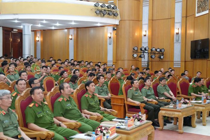 Các đại biểu tham dự hội thảo.